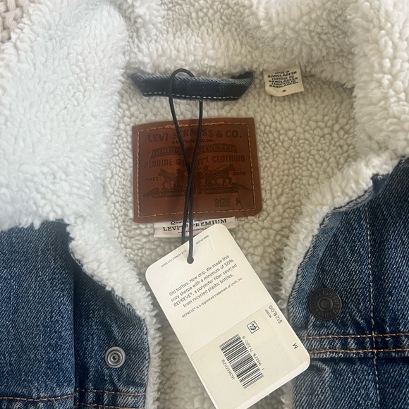 Levi's Classic Blue Jacket with Cream Collar - Picture 2 of 3